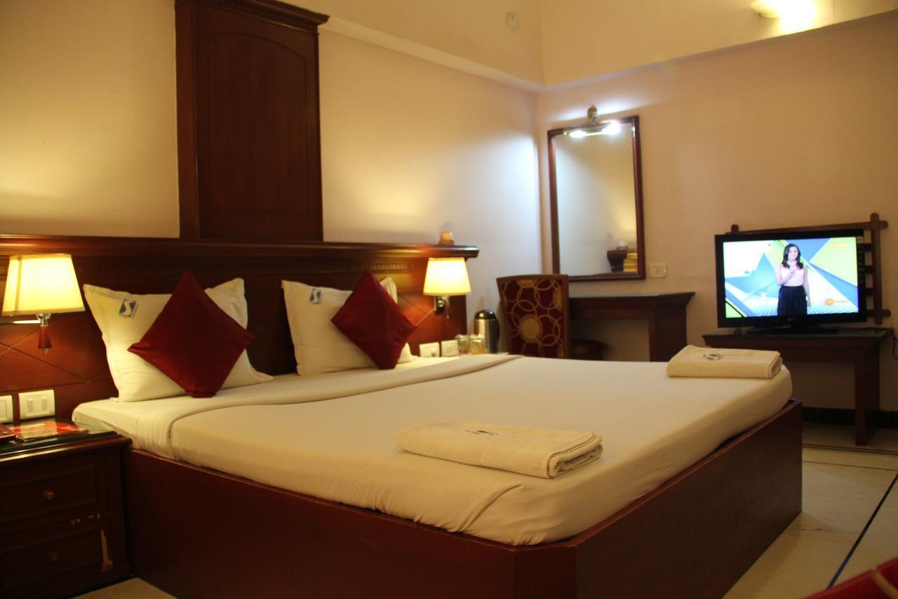 Zip By Spree Hotels Surabi International Vellore Exteriör bild